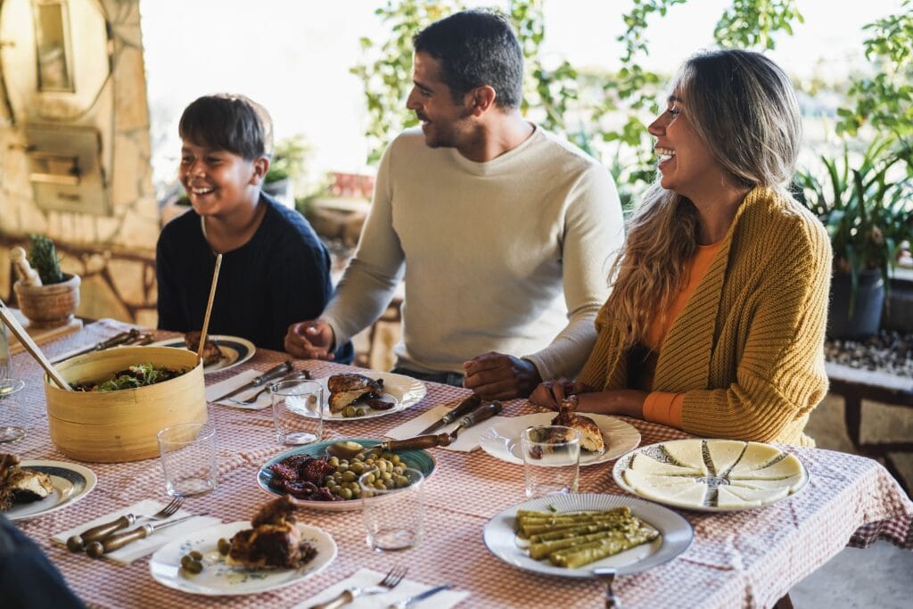Personas comiendo