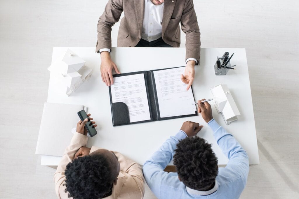 Empresarios negociando